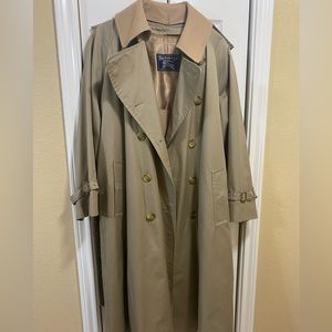 The iconic Burberry trench coat. Large Fit